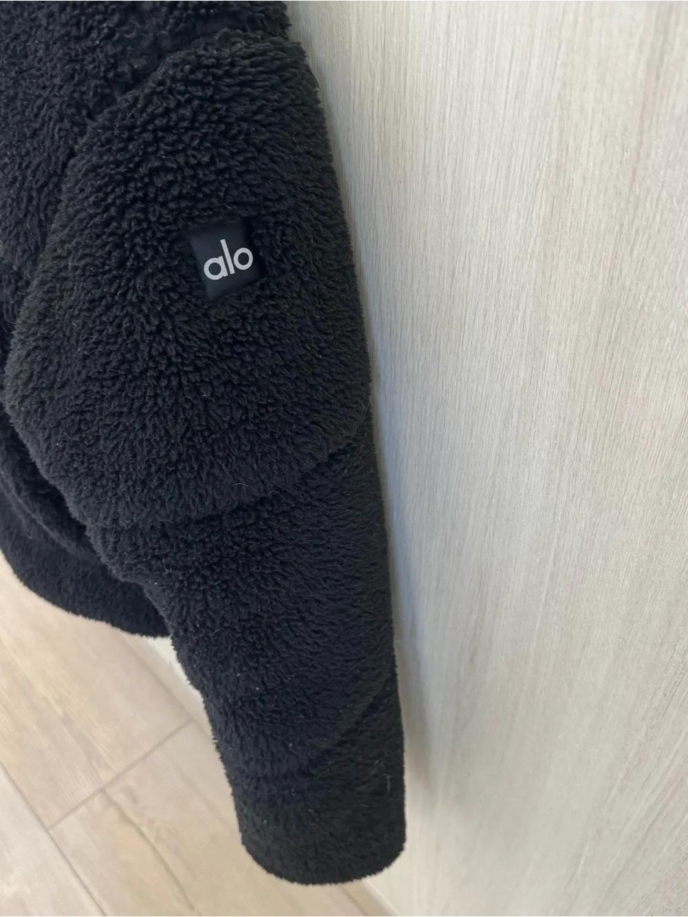 ALO Yoga Black Sherpa Cropped Jacket - Picture 3 of 10